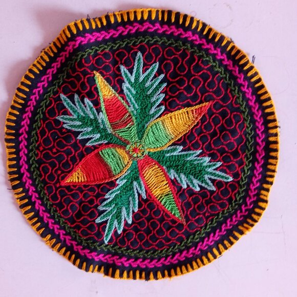 Hand-embroidered rug with multicolored flowers from the Amazon rainforest - Picture 4 of 9